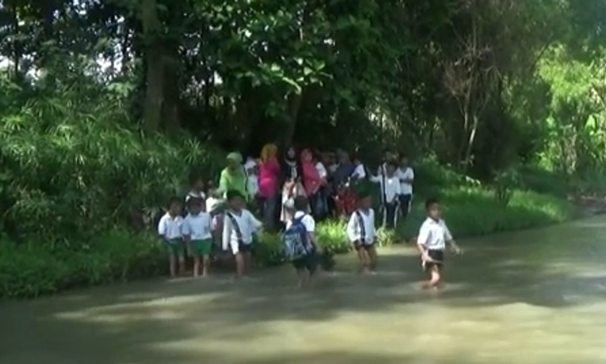 Siswa Siswi Ini Nekat Seberangi Sungai Untuk Ke Sekolah Video Dailymotion