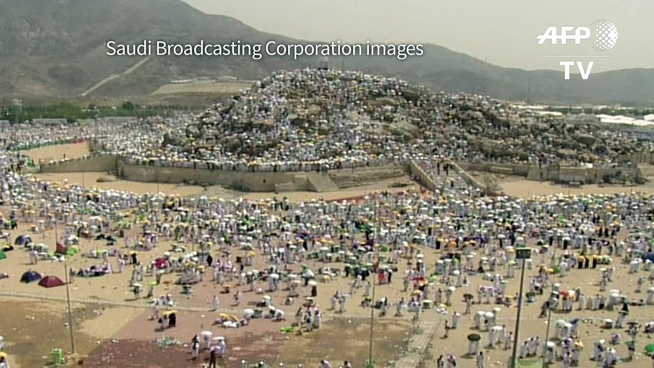 Pilgrims scale Mount Arafat for peak of hajj Vidéo Dailymotion