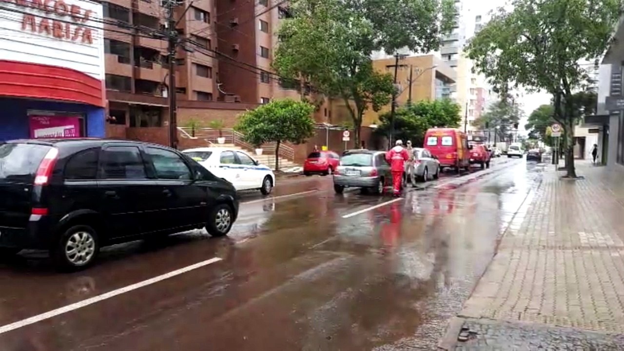 Três carros se envolvem em colisão no Centro Vídeo Dailymotion