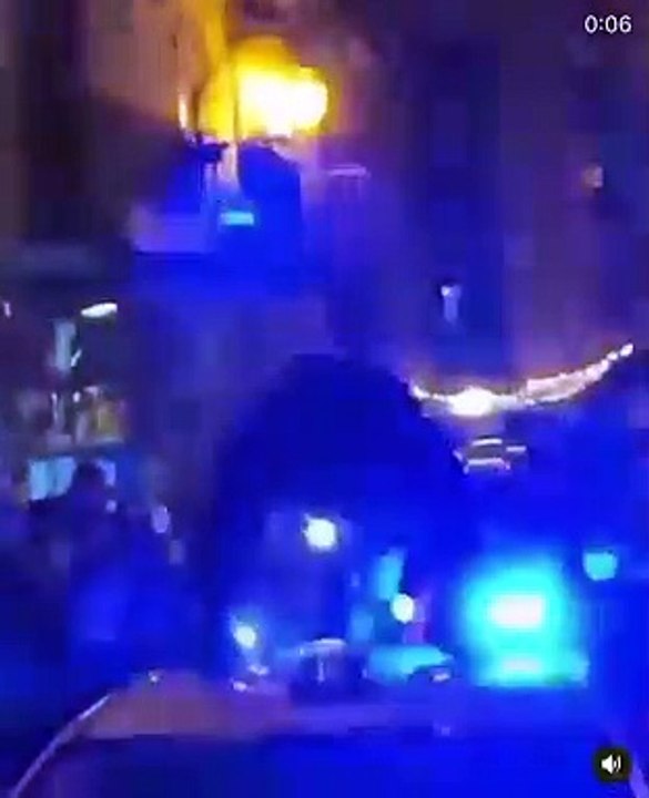 6 SCONTRI NAPOLI AUTO DELLA POLIZIA ASSALTATA DA MANIFESTANTI Video