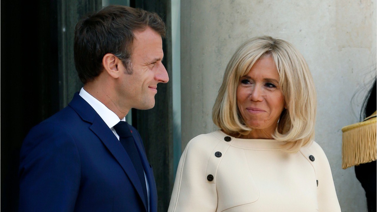 Voici Brigitte Et Emmanuel Macron Photographi S En Tenue D Contract E