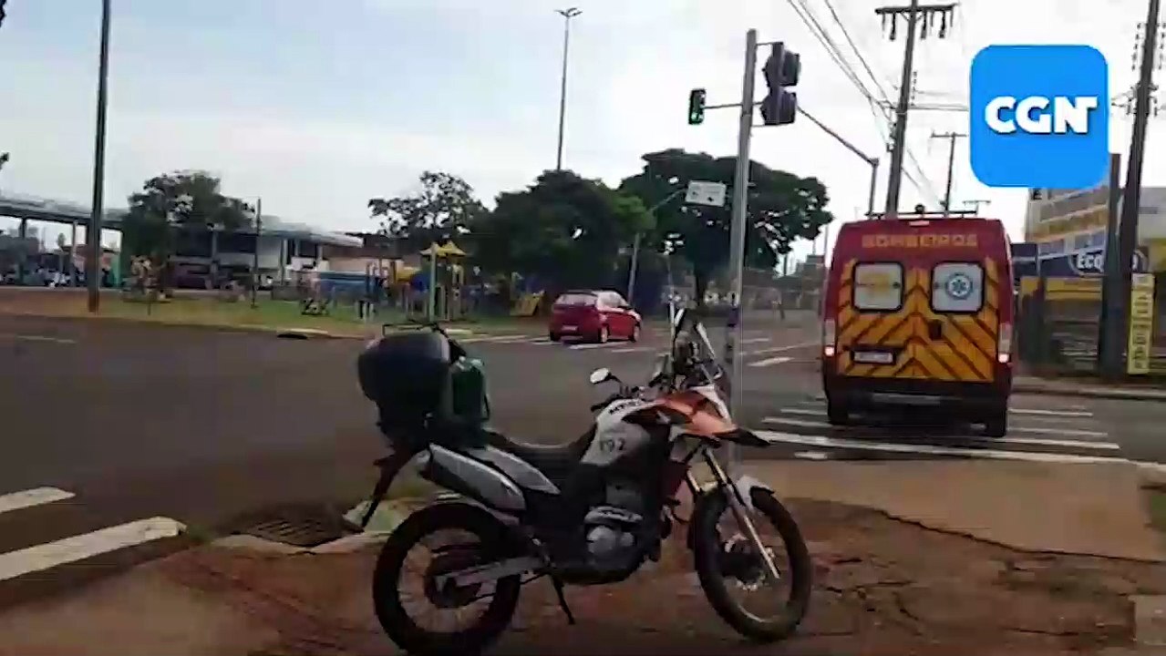 Homem de 54 anos fica ferido após colisão envolvendo carro e moto na Av