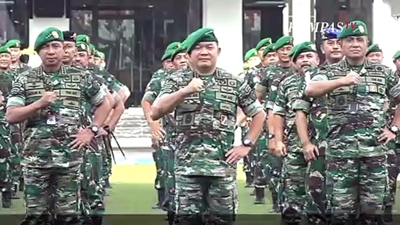 KSAD Dudung Pamer Seragam Baru Loreng TNI AD Karya Panglima TNI