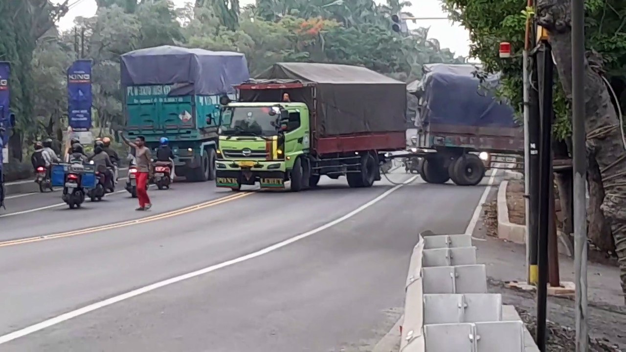 Jalur Pantura Penghubung Tuban Lamongan Gresik Surabaya Sore Ini