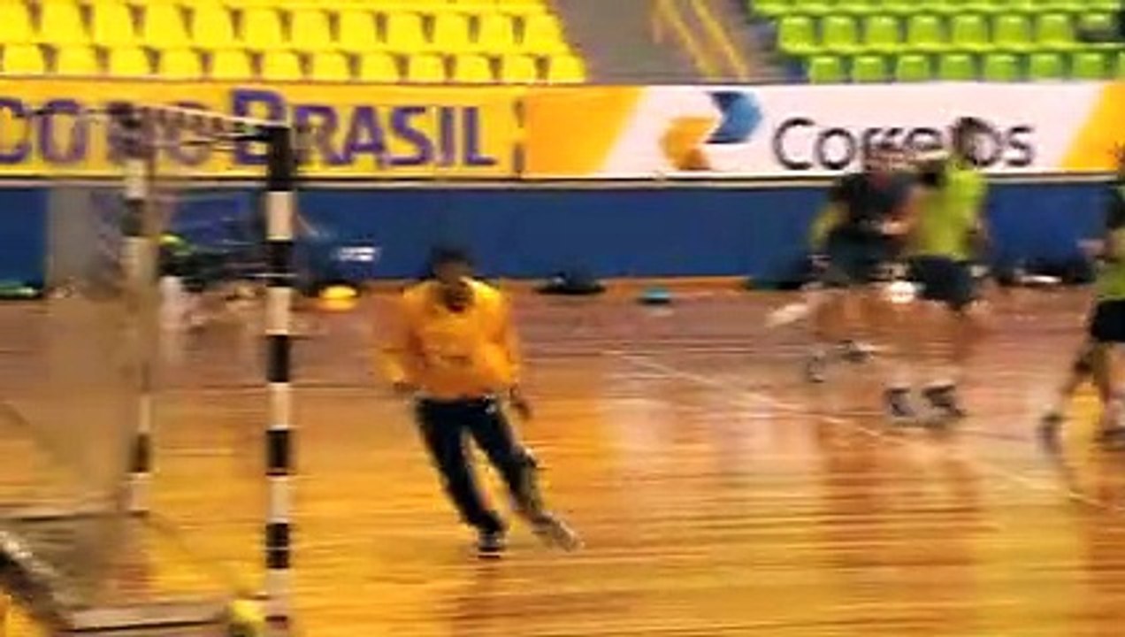 Seleção brasileira de handebol masculino se prepara para disputa do Rio