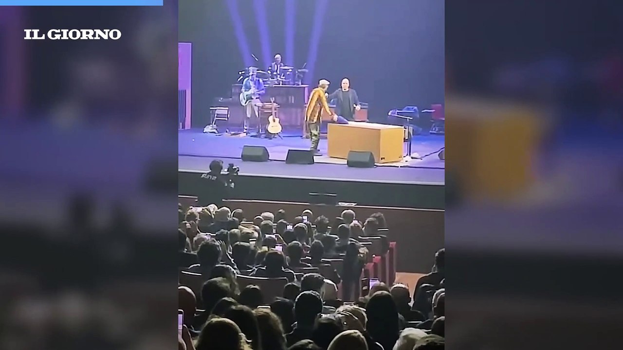 Checco Zalone Imita Jovanotti Lui Sale Sul Palco A Sorpresa E Cantano