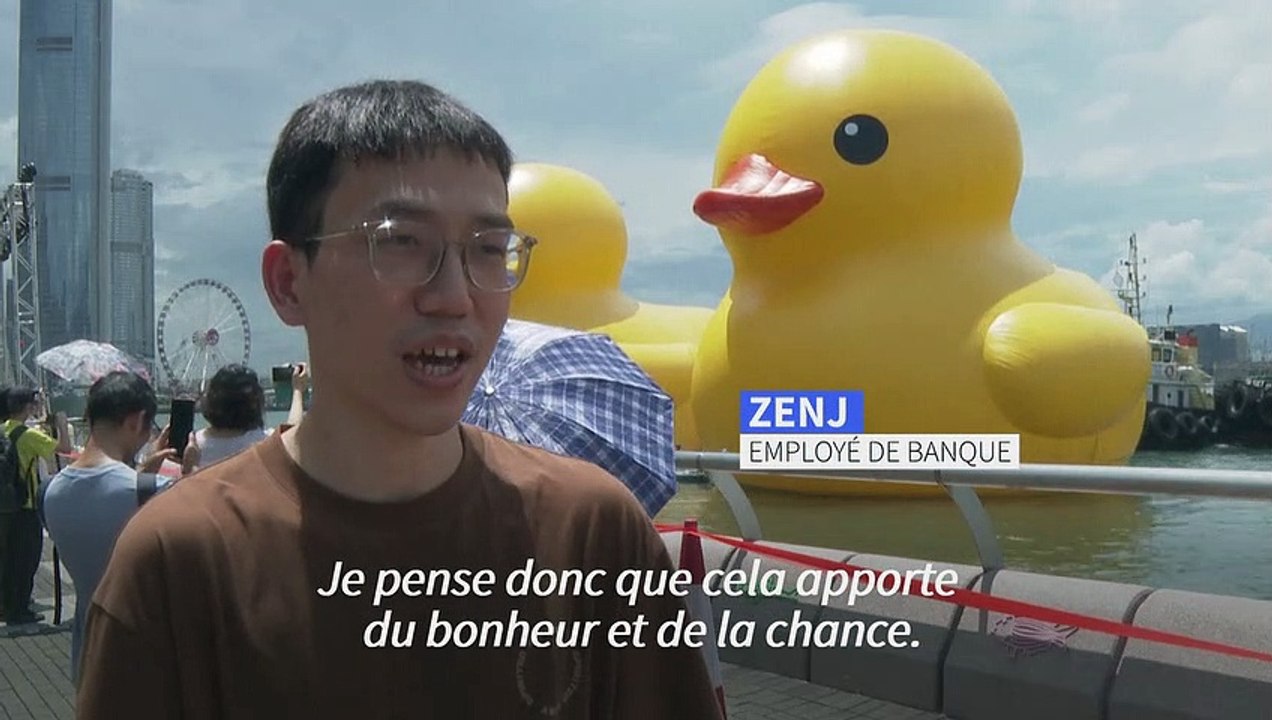 Le Canard G Ant Symbole De Paix De Retour Dans La Baie De Hong Kong