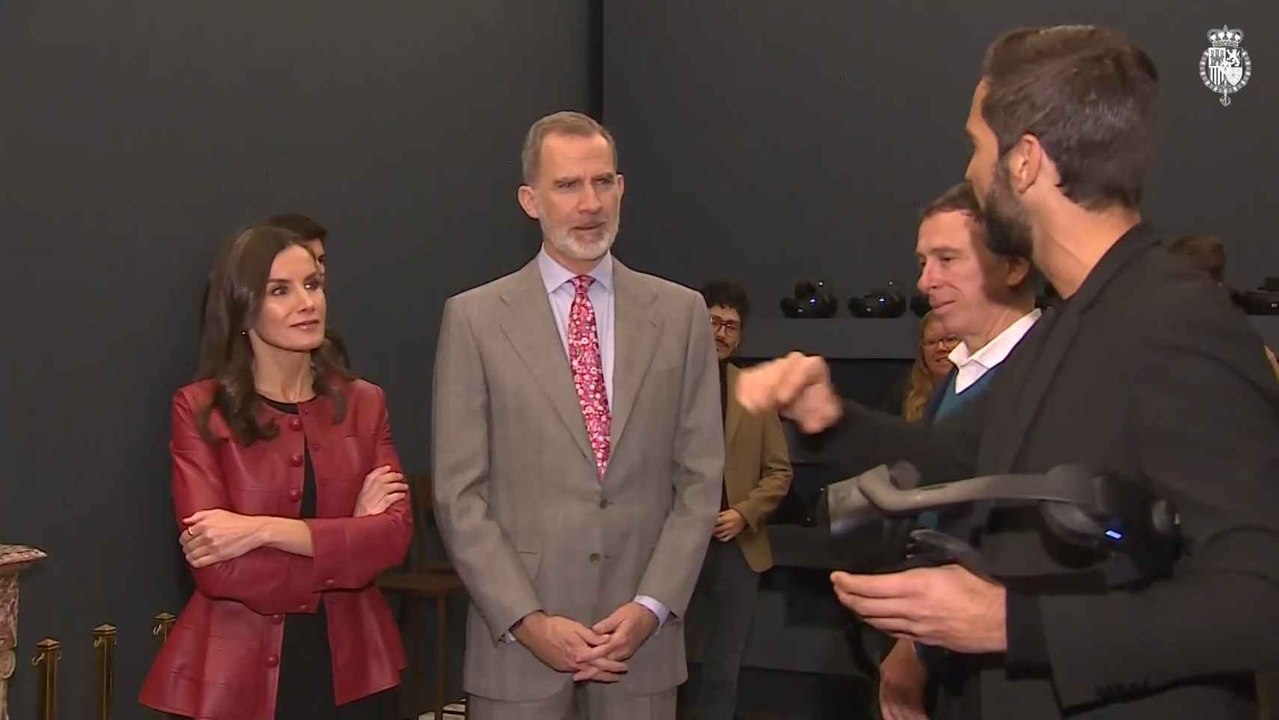 La Reina Letizia Perfecta Con Vestido De Punto Gris Y Su Sofisticada