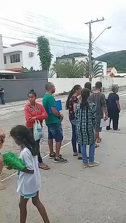 Pais e mães enfrentam fila por vaga em escolas de Florianópolis Vídeo