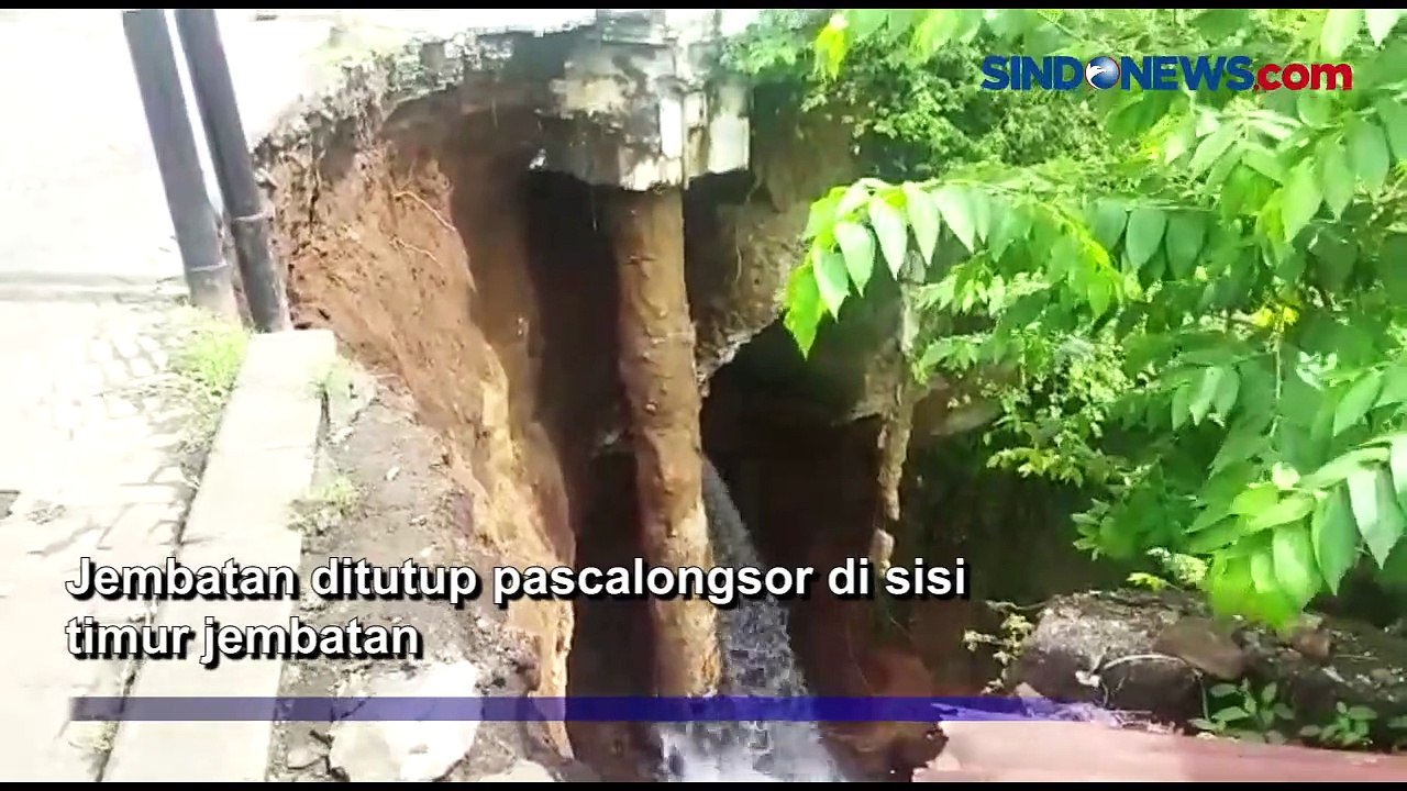 Jembatan Longsor Jalan Penghubung Dua Wilayah Kota Dan Kabupaten