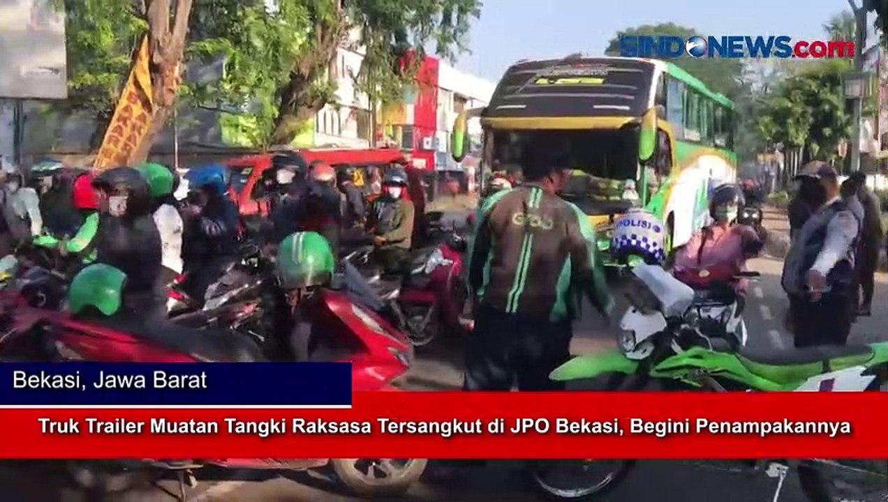 Truk Trailer Muatan Tangki Raksasa Tersangkut Di Jpo Bekasi Begini