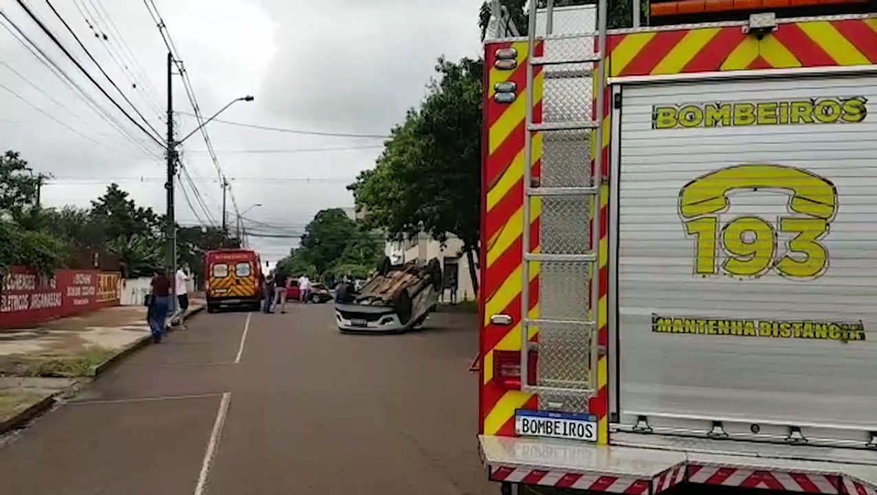 Colis O Seguida De Capotamento Registrada No Centro De Cascavel