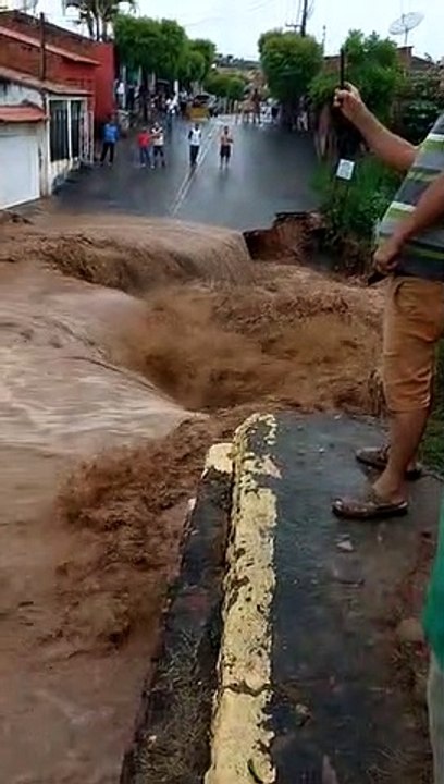 Cratera se abre em rua de Porteiras após fortes chuvas Vídeo Dailymotion