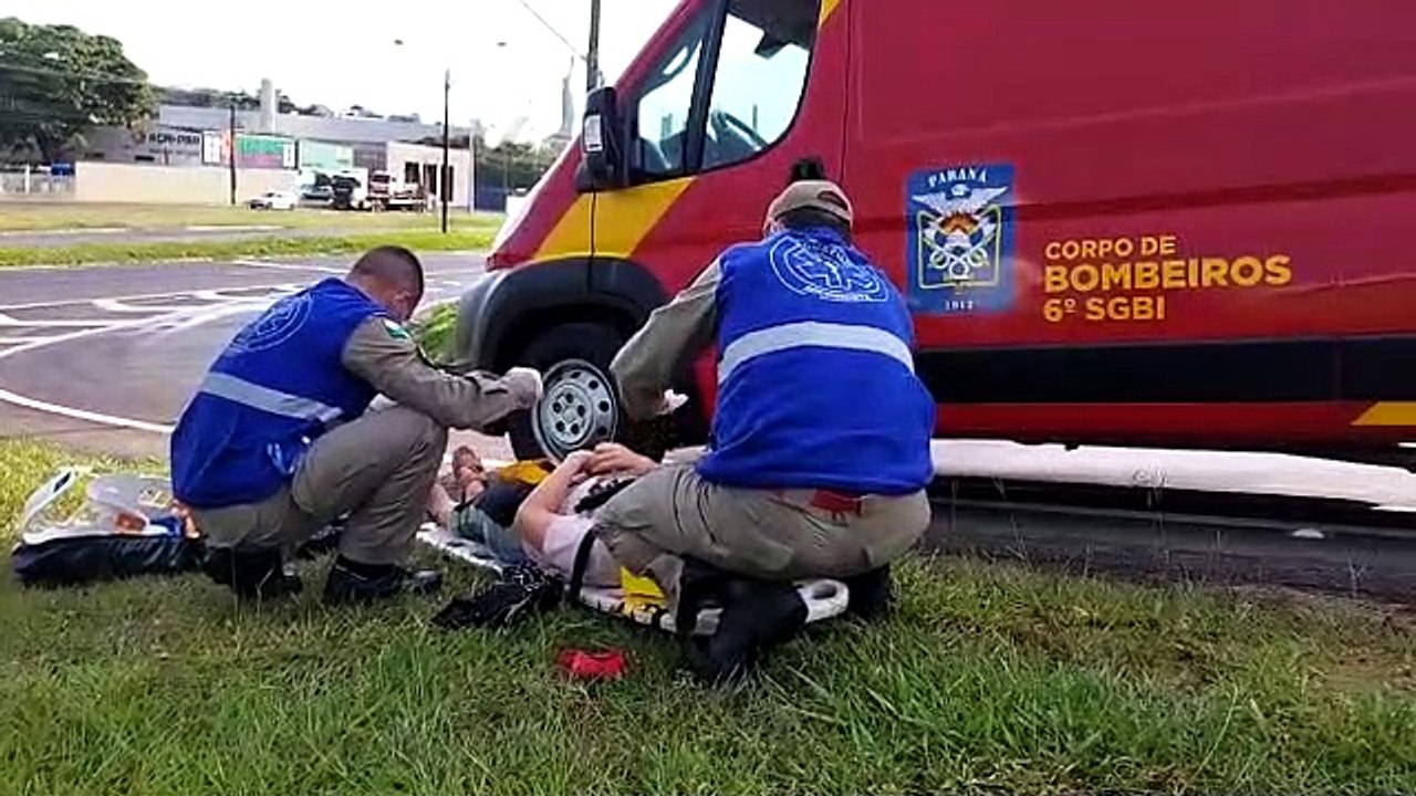 Motociclista fica ferida após sofrer queda na rua lateral ao viaduto de