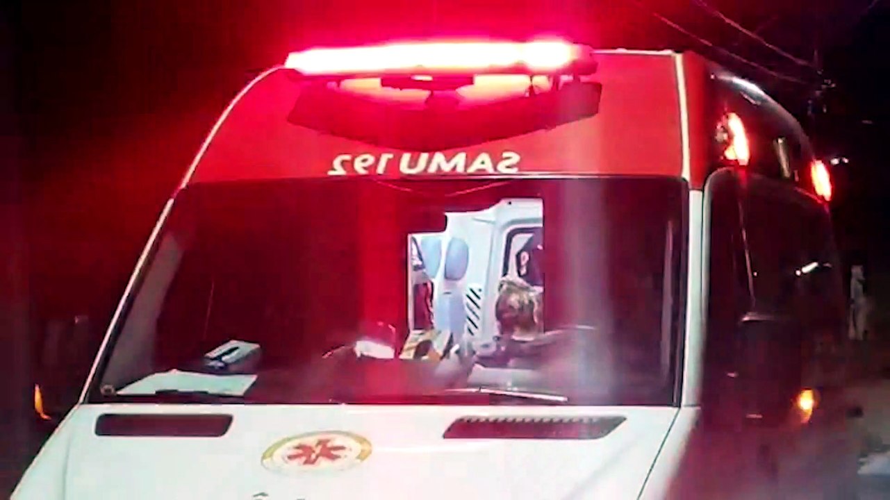 Mulher é socorrida pelo Samu em residência na Rua Paraná Vídeo