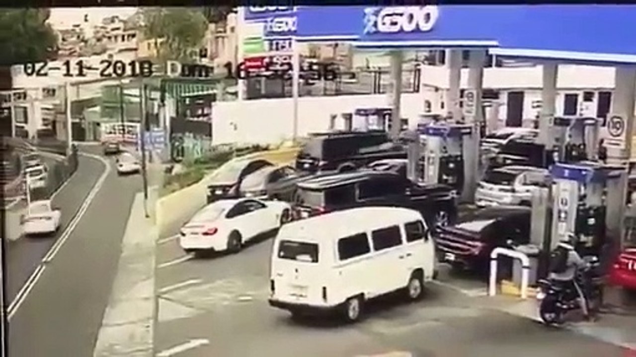 Ladrón intenta robar una camioneta y despachadores de gasolinera hacen