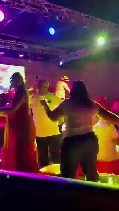 Mujeres Protagonizan Pelea En Concierto De Wason Brazob N V Deo