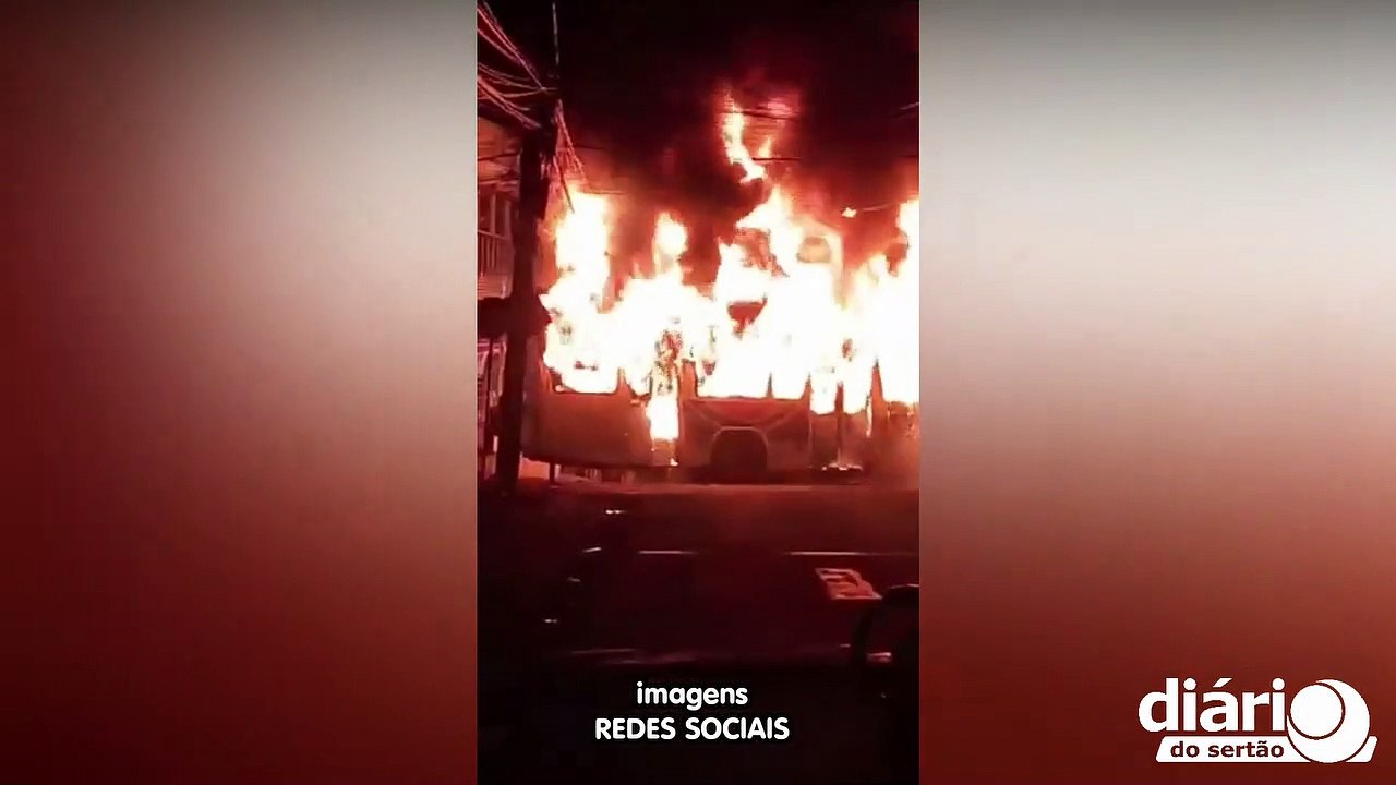 Criminosos incendeiam ônibus em João Pessoa motorista e passageiros