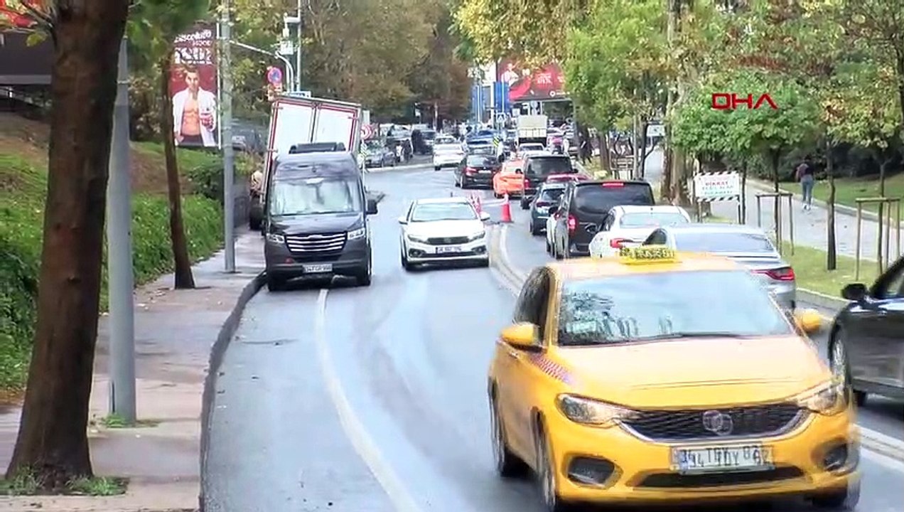 Effondrement de la route après la pluie à Şişli embouteillages