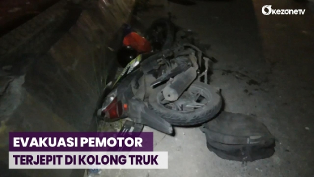 Dramatis Detik Detik Warga Evakuasi Pemotor Terjepit Di Kolong Truk