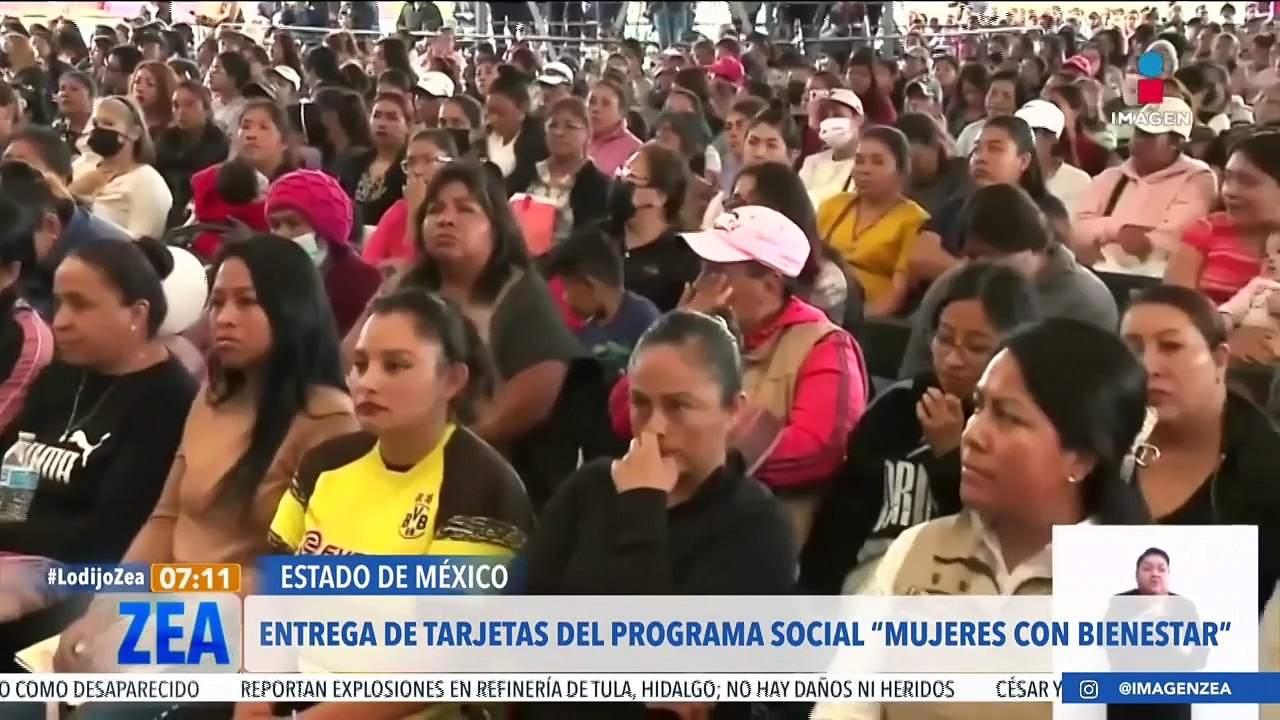 Delfina Gómez entrega tarjetas del programa Mujeres con Bienestar