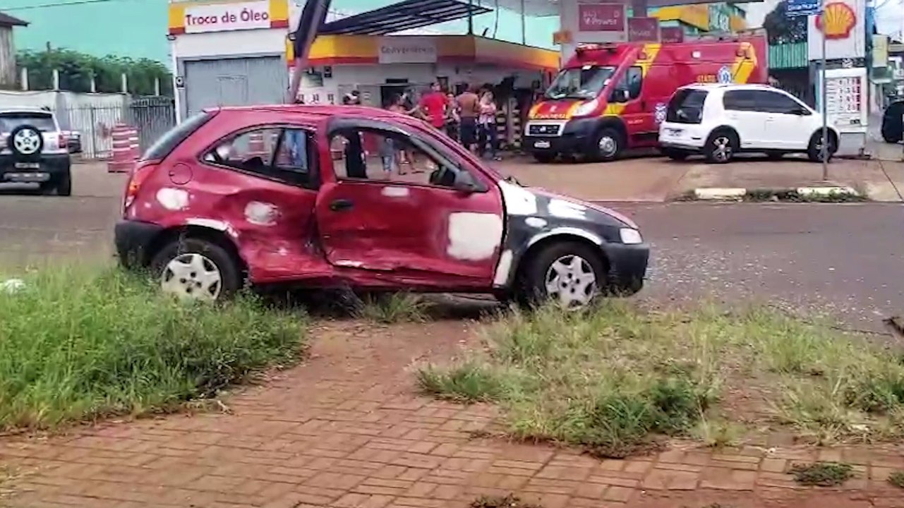 Colisão entre Ford Ka e Celta deixa duas pessoas feridas no Floresta