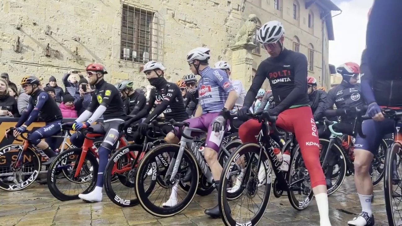 Tirreno Adriatico Le D Part De La E Tape Sous La Pluie Et La