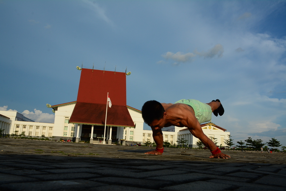 Pemain sirkus Indonesia