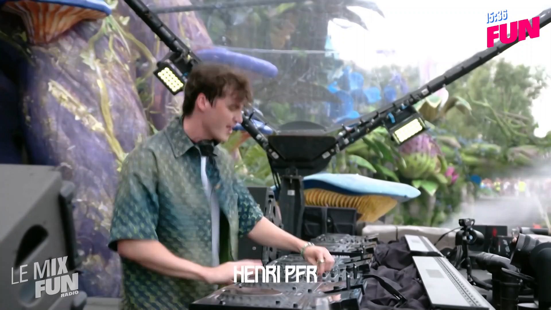 ⁣Live dans les studios de Fun Radio!