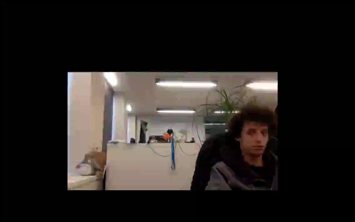 Cédric mange les orteils de Pierre