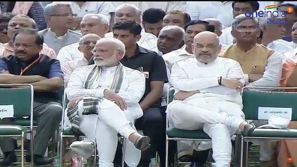 #WATCH live from Delhi : Former PM #AtalBihariVajpayee being taken to Smriti Sthal for funeral.