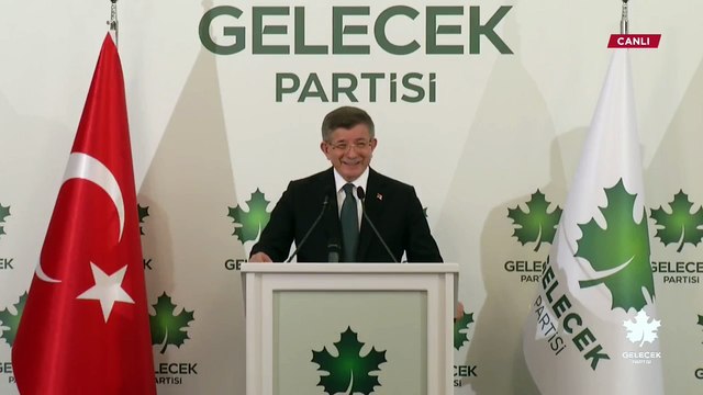 Davutoğlu partisinin Bolu kampında kapanış konuşması yapıyor