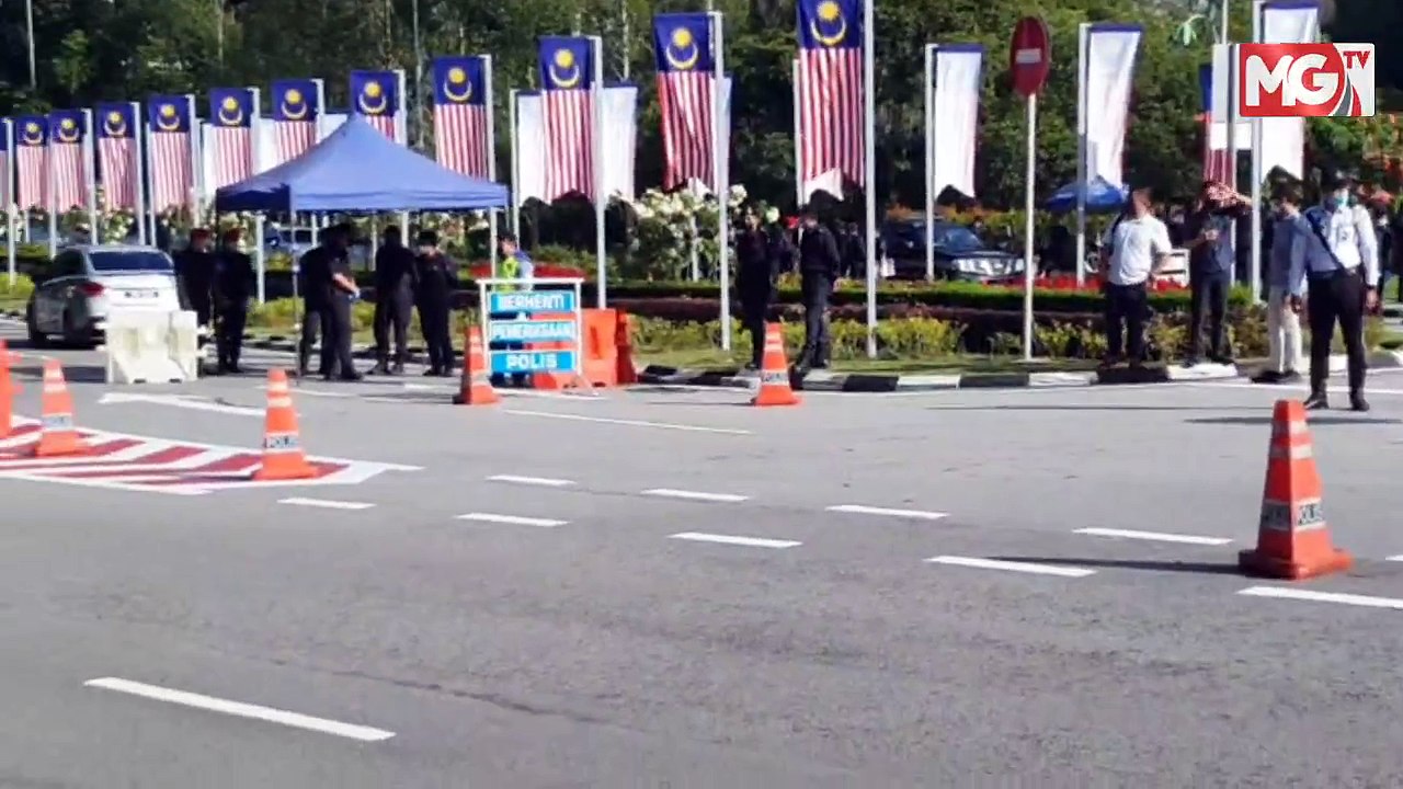 ((LIVE)) Sidang Dewan Rakyat tangguh mengapa Ahli Parlimen Pembangkang tetap ke Parlimen?