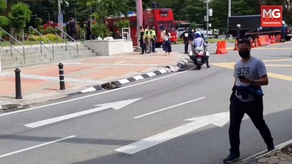((LIVE)) Ahli Parlimen pembangkang berkumpul di  Dataran Meredeka setelah laluan menuju ke Parlimen ditutup