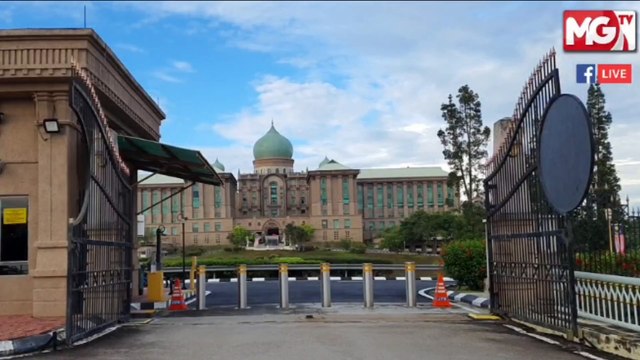((LIVE)) | Suasana terkini di perkarangan Pejabat Perdana Menteri, Putrajaya. Tan Sri Muhyiddin Yassin dijangka akan mempengerusikan Mesyuarat Jemaah Menteri sebelum ke Istana Negara.
