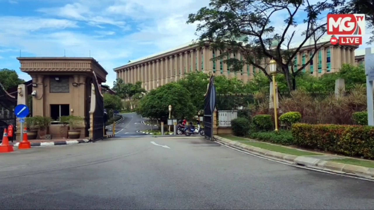 ((LIVE)) | Menteri-menteri kabinet mula memasuki Bangunan Putra Perdana, Putrajaya untuk menghadiri Mesyuarat Jemaah Menteri.