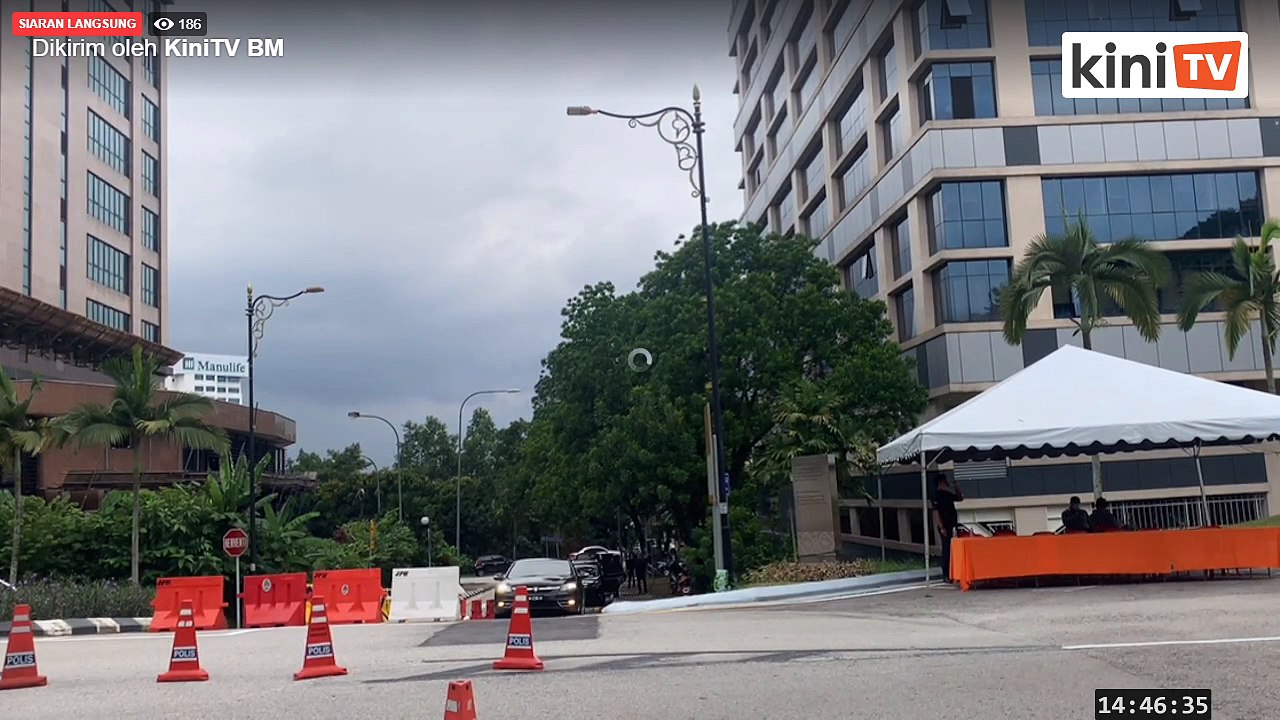 LIVE: Agong expected to meet party leaders at Istana Negara