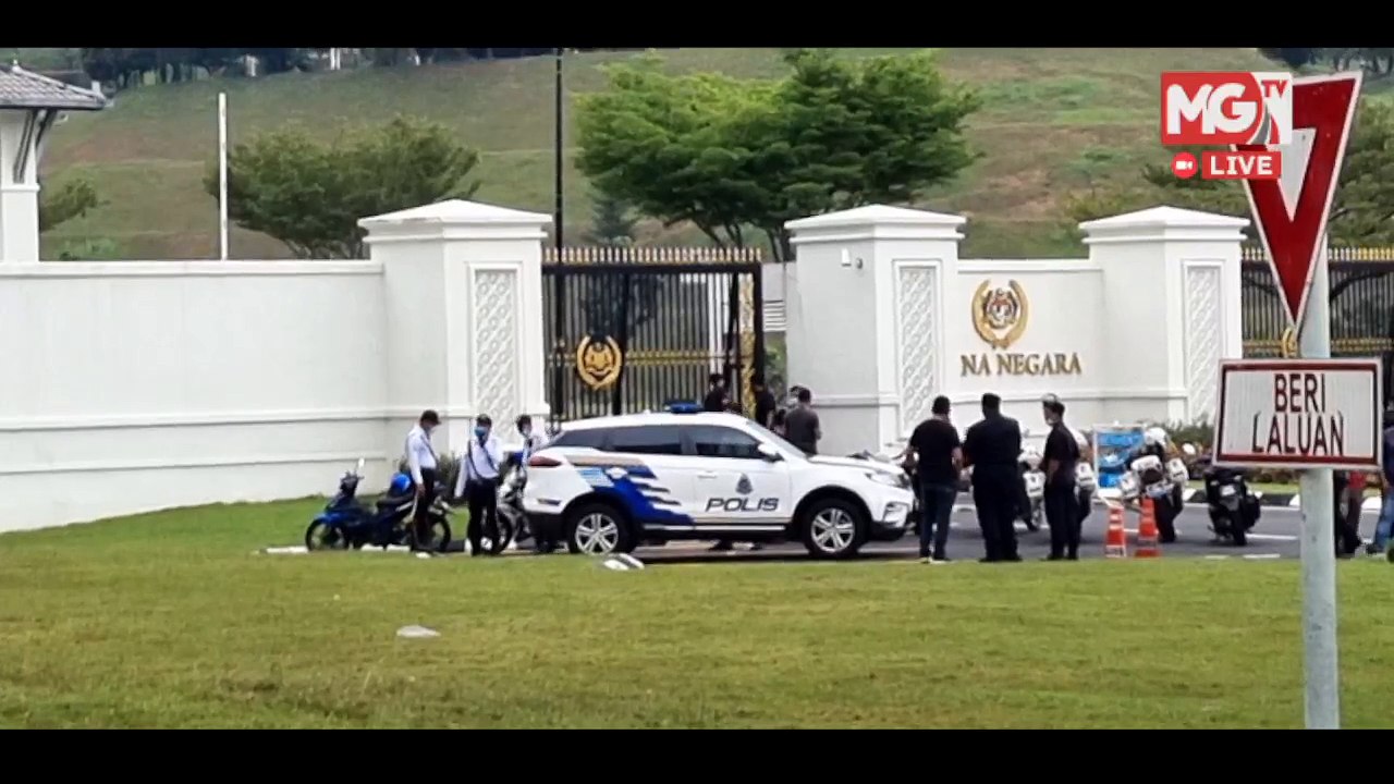 LIVE : Persatuan Sahabat Ulul Amri Malaysia menyerahkan referendum kepada Agong