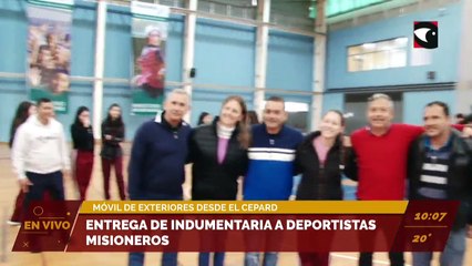 Entrega de ropa deportiva a deportistas misioneros