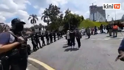 LIVE: Najib's supporters send memorandum to Agong asking for royal pardon