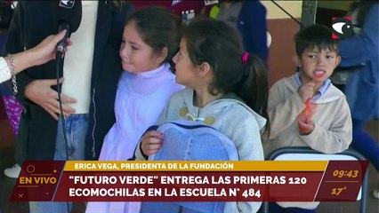 La fundación Futuro Verde entrega las primeras 120 ecomochilas en la escuela n° 484. Erica Vega, presidenta de la fundación