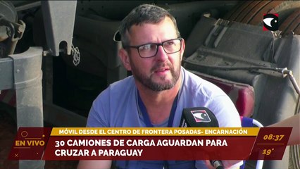 30 camiones de carga aguardan para cruzar a Paraguay. Móvil desde el centro de frontera Posadas - Encarnación
