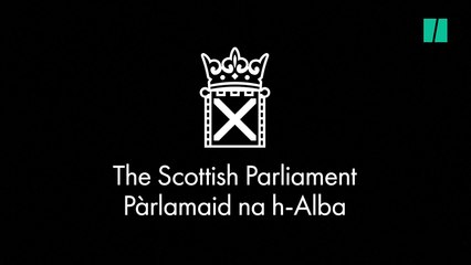 El rey Carlos de Inglaterra y Camilla asisten a la sesión del Parlamento escocés