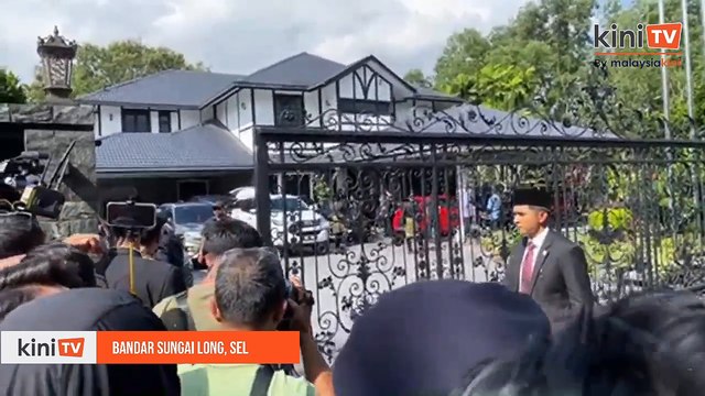 LIVE: Media prepare for press conference outside Istana Negara