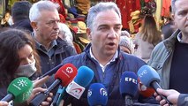 Elías Bendodo atiende a los medios tras su visita al mercado navideño de la Plaza de Colón en Madrid
