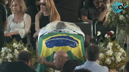 Download Video: DIRECTO | Miles de aficionados brasileños despiden a Pelé