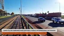 Larga fila de camiones para cruzar el puente internacional en Posadas