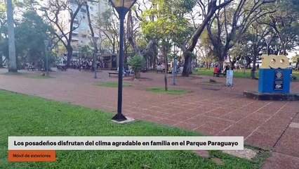 Los posadeños disfrutan del clima agradable en familia en el Parque Paraguayo