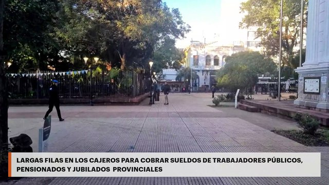 Largas filas en los cajeros para cobrar sueldos de trabajadores públicos, pensionados y jubilados provinciales
