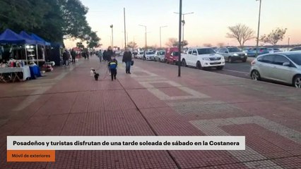 Posadeños y turistas disfrutan de una tarde soleada de sábado en la Costanera